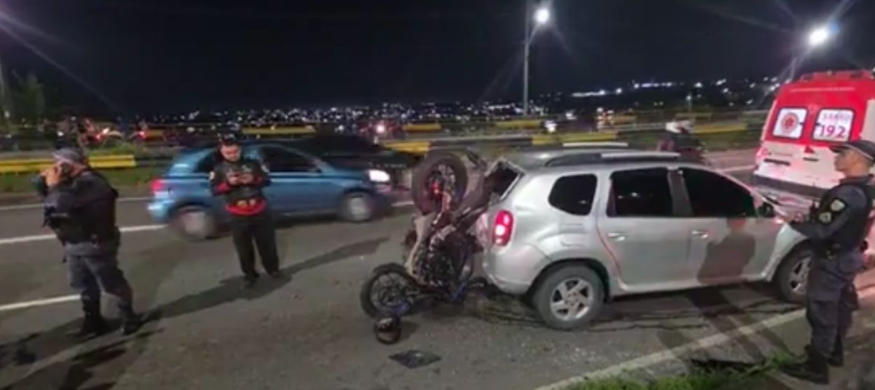 Motociclista fica ferido durante colisão com carro na Avenida das Flores