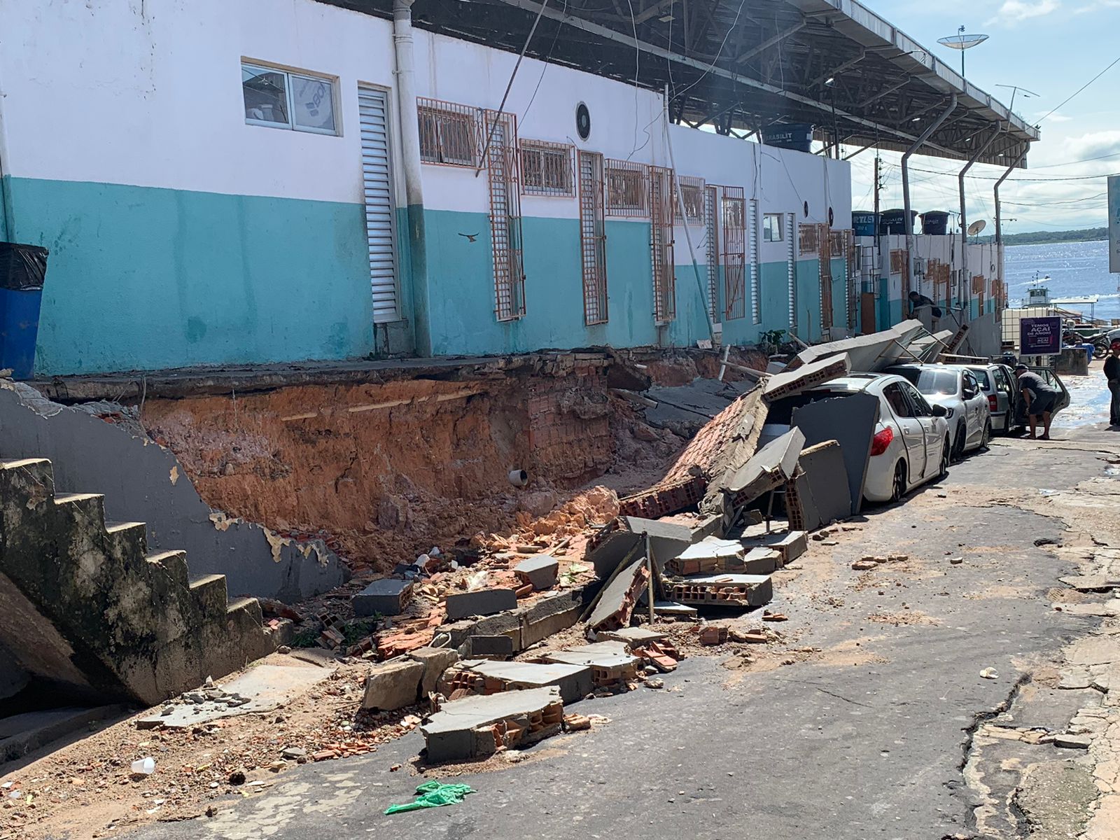 Muro de contenção desaba na Ceasa e esmaga três carros