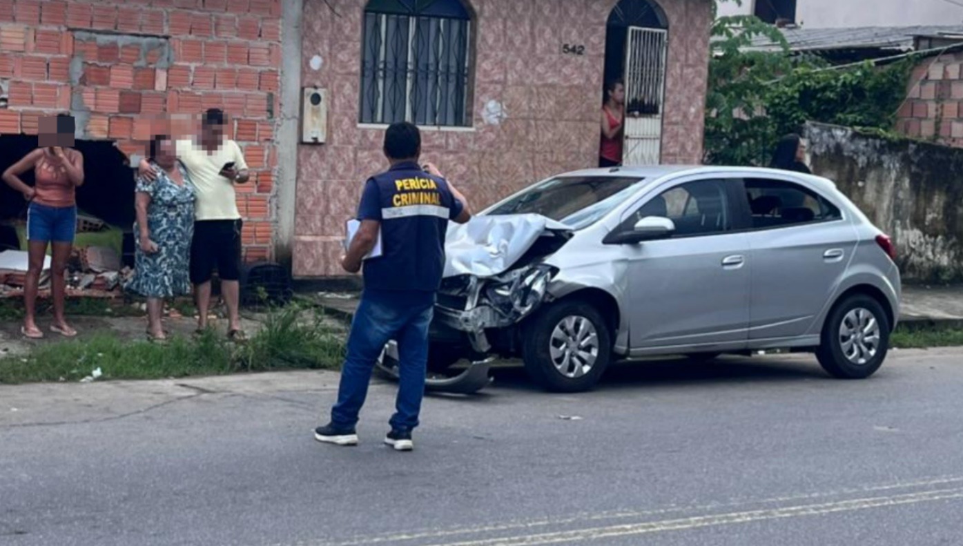 Motorista perde o controle e bate em casa e carro após mal súbito em Manaus