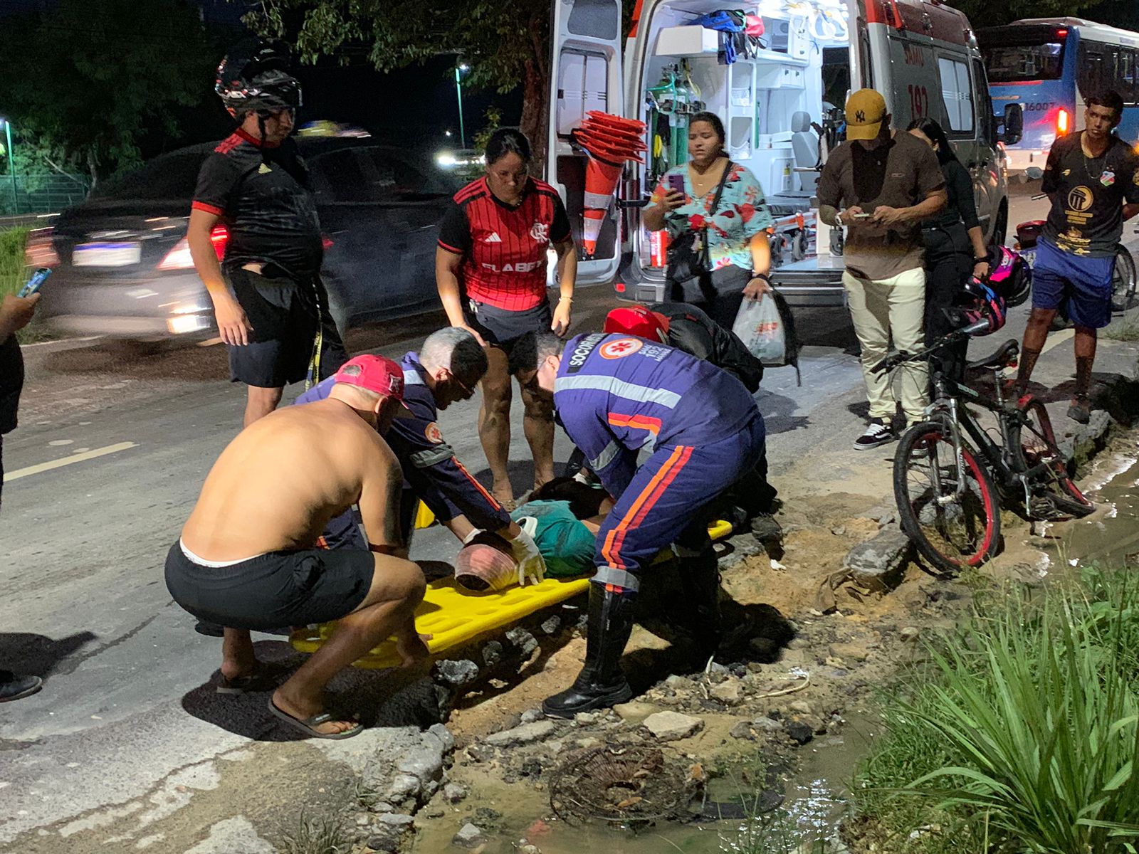Ciclista é arremessado ao ser atingido por carro na Av. Torquato Tapajós