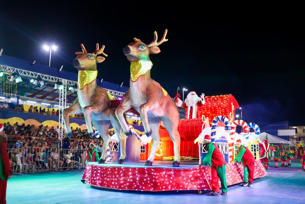 Arte, luzes e tradição marcam estreia da Parada Natalina em Coari