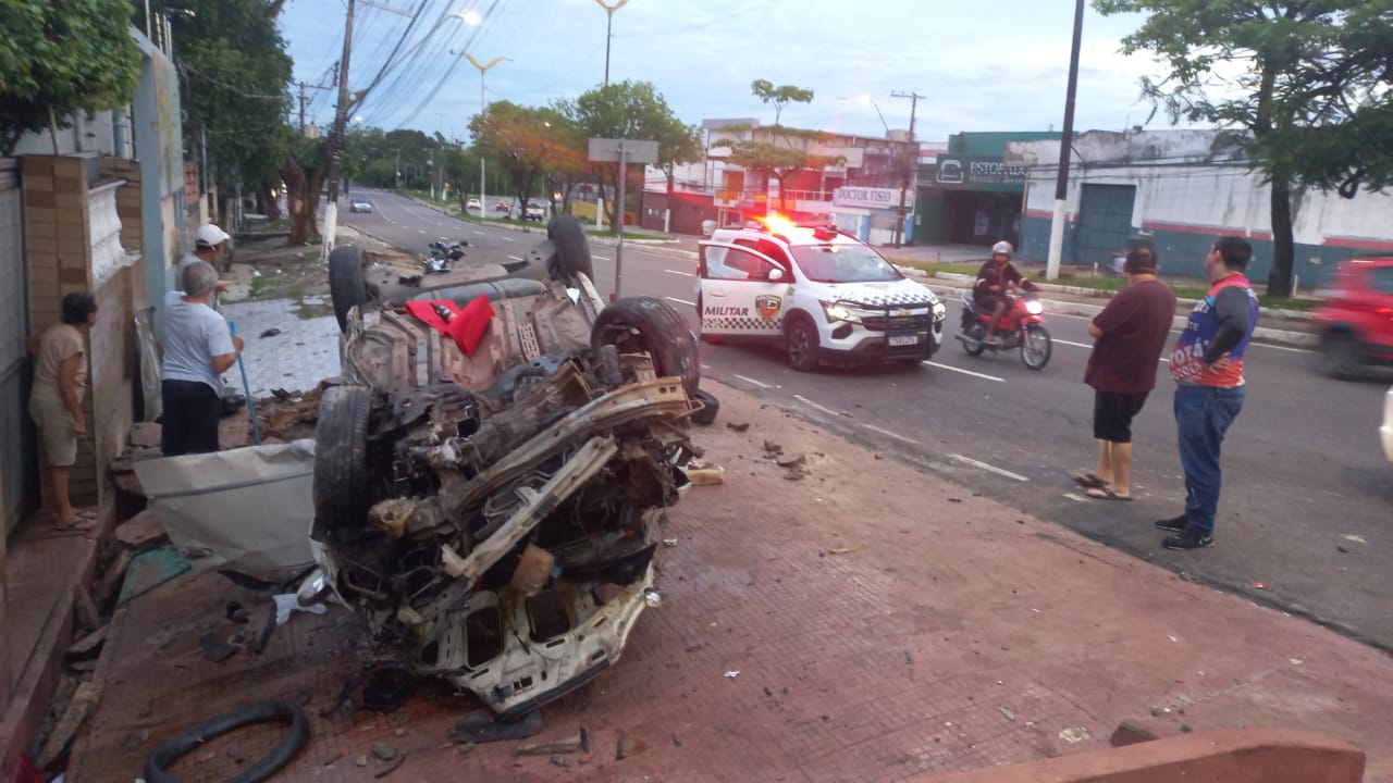 Três ficam feridos após carro atingir poste e capotar na Av. Boulevard