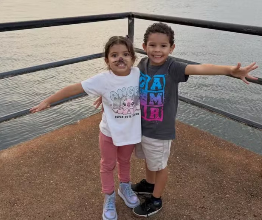 Irmãos de 4 anos morrem afogados em piscina durante confraternização