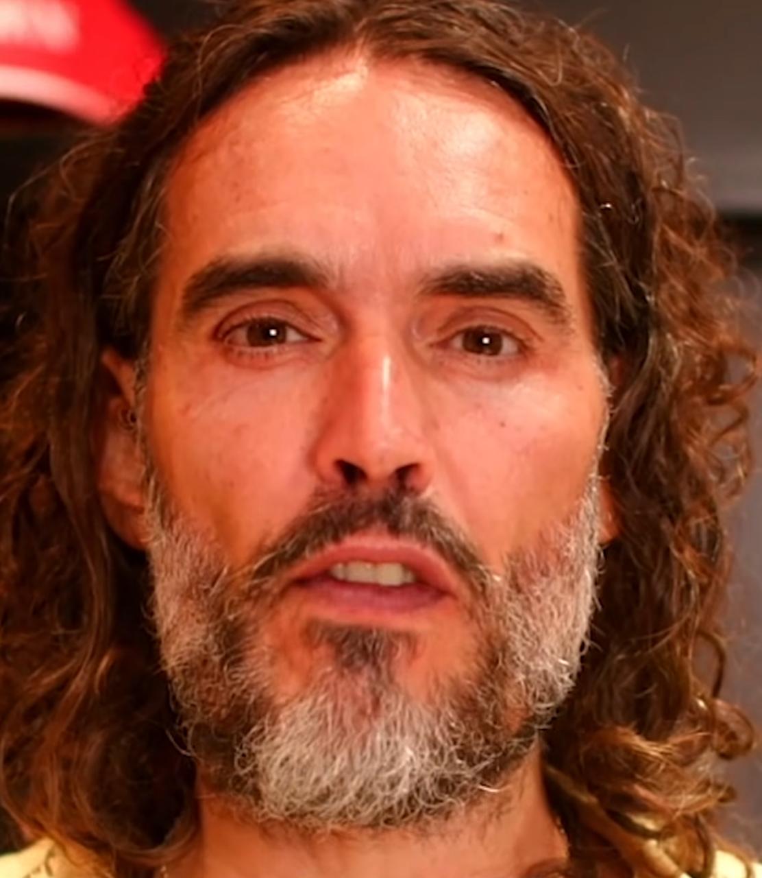 Ator Russell Brand enfrenta duas novas acusações de estupro 