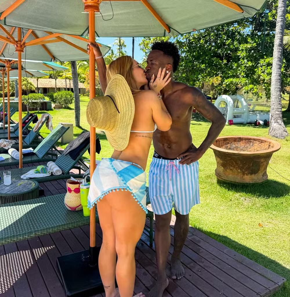 Aos beijos, Virginia e Vini Jr. surgem com look combinando em Trancoso