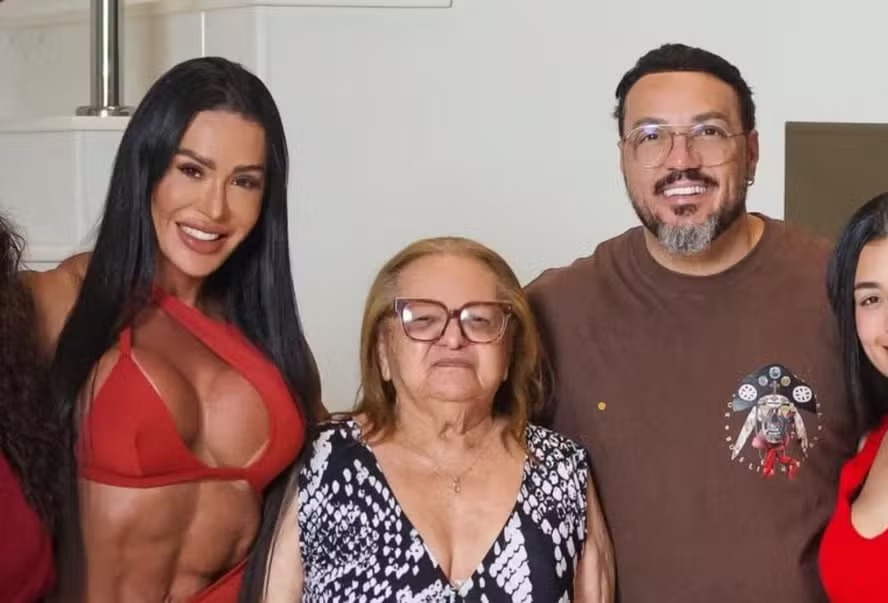 Gracyanne Barbosa rebate críticas por passar Natal com Belo após separação