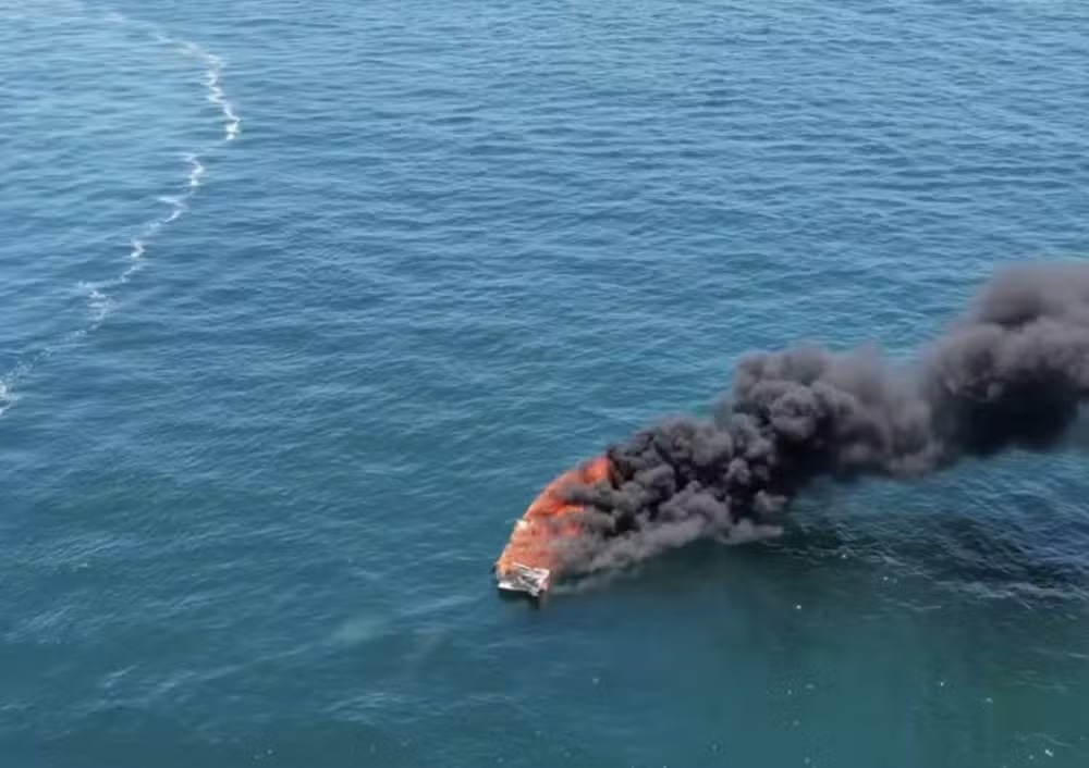 Lancha pega fogo e deixa cinco feridos em Angra dos Reis