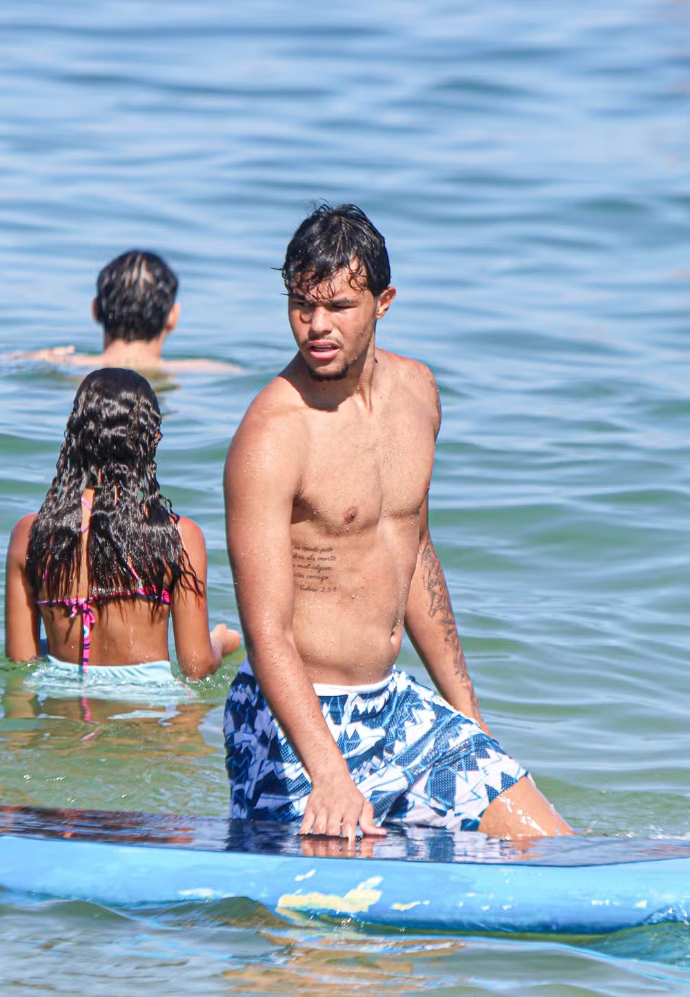 Bruno Samudio curte praia com namorada no Rio; veja fotos 