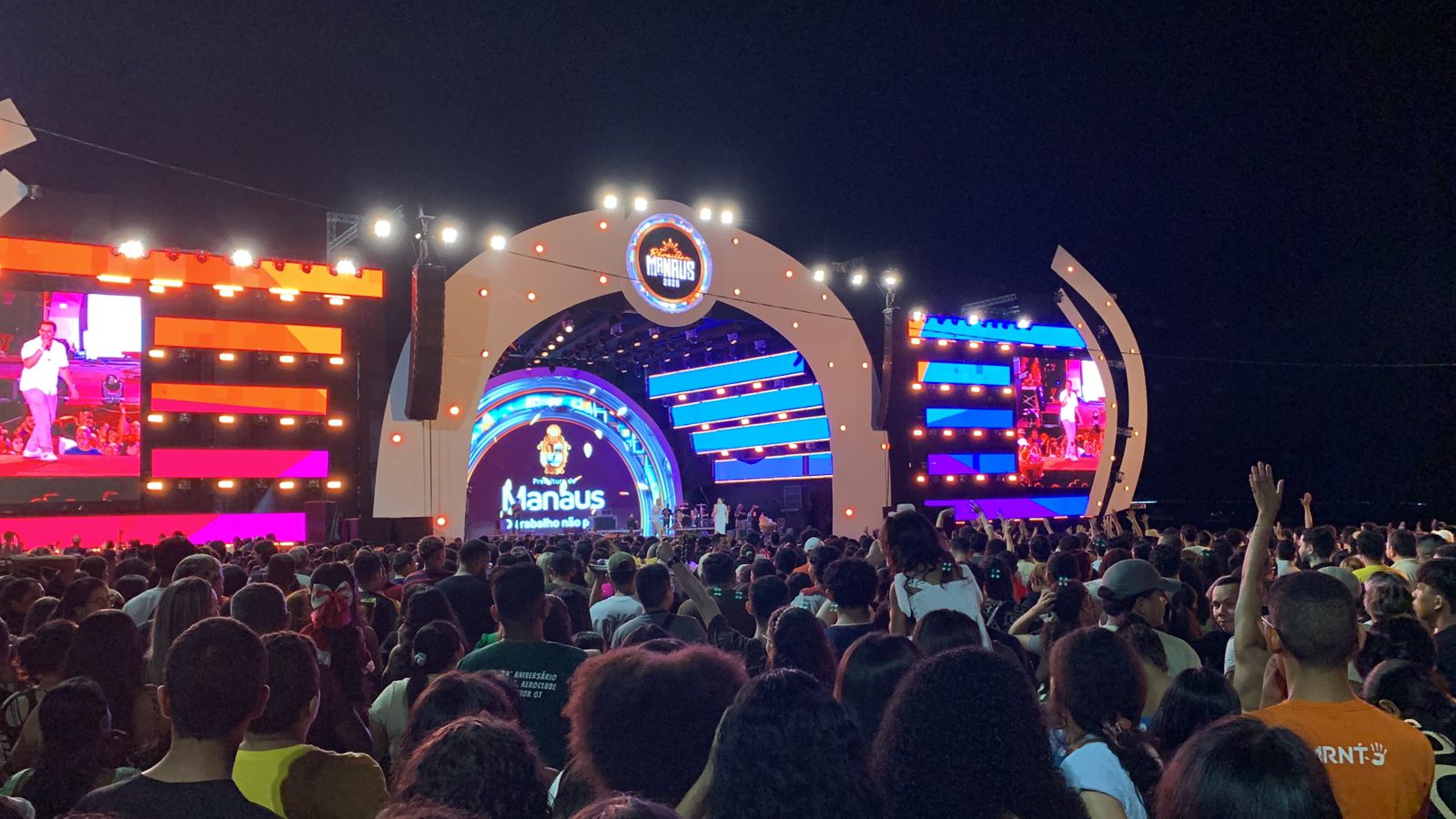Público lota anfiteatro da Ponta Negra durante Réveillon Gospel
