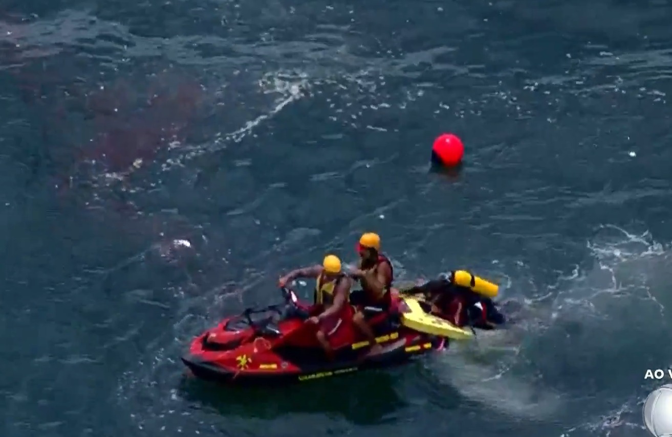 Adolescente desaparece no mar de Copacabana; bombeiros fazem buscas