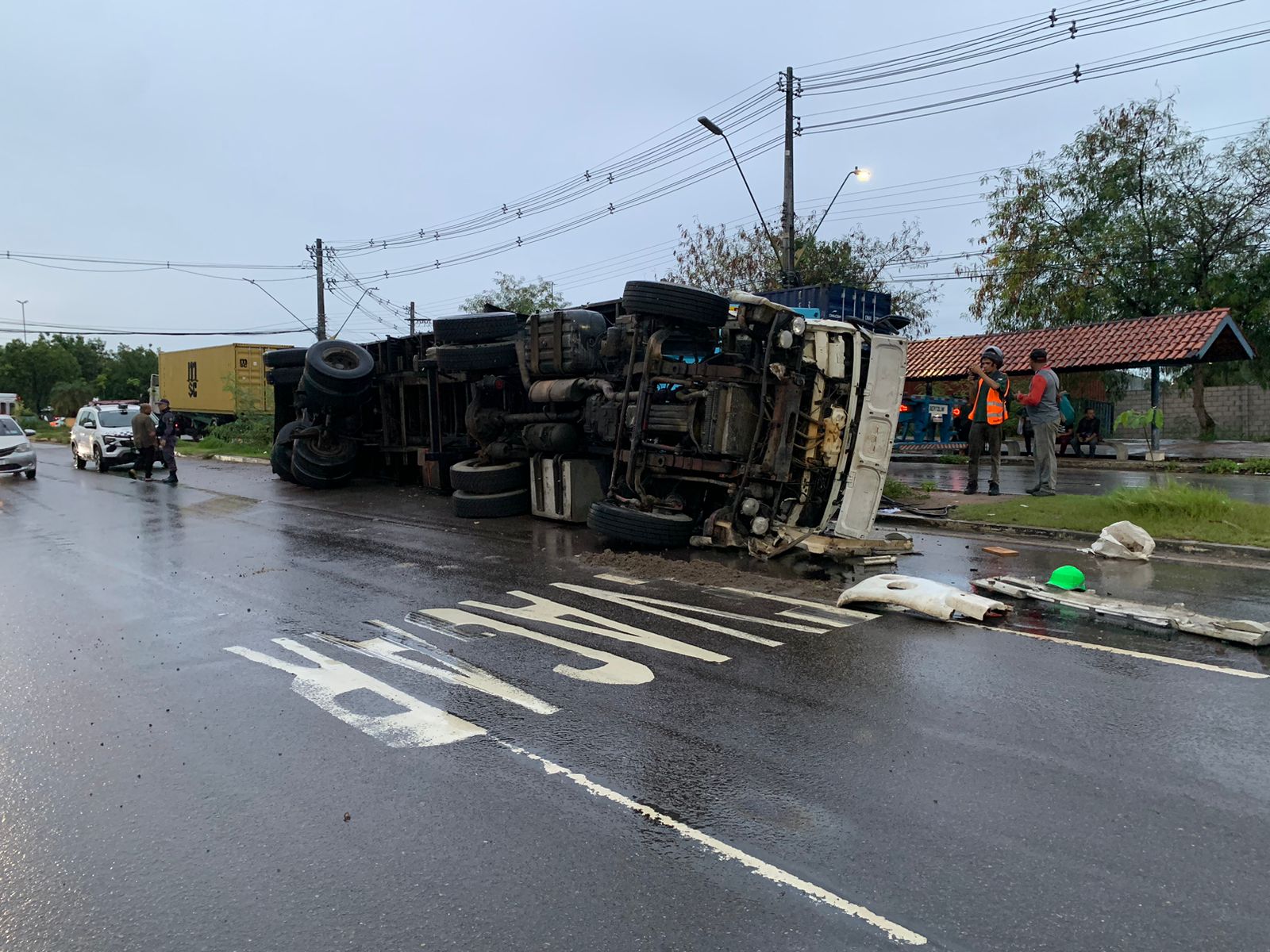 Carreta tomba no Distrito Industrial após falha mecânica em curva