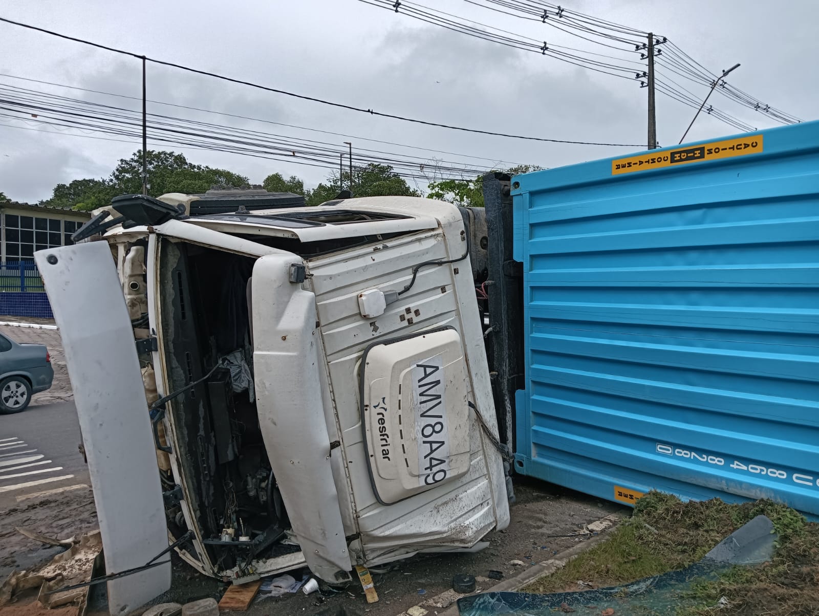 Carreta passa 18h horas tombada em avenida do Distrito Industrial após acid