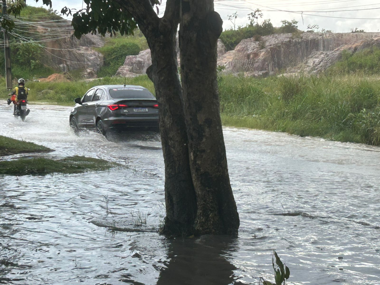 Alerta prevê chuvas fortes até o início da noite deste domingo