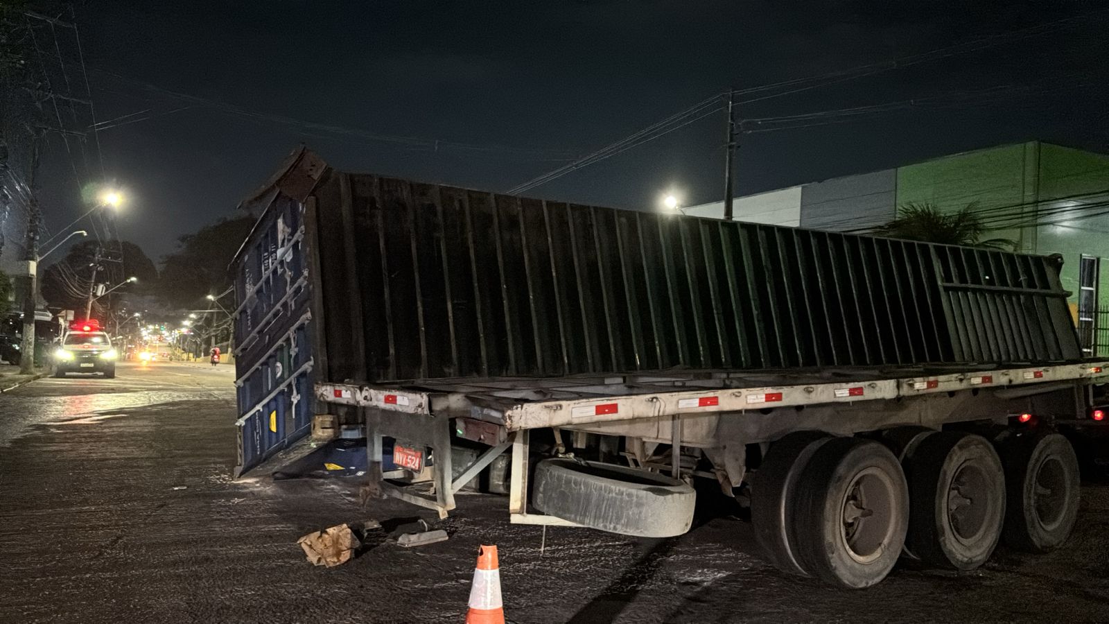 Curva provoca tombamento de contêiner na Zona Sul de Manaus