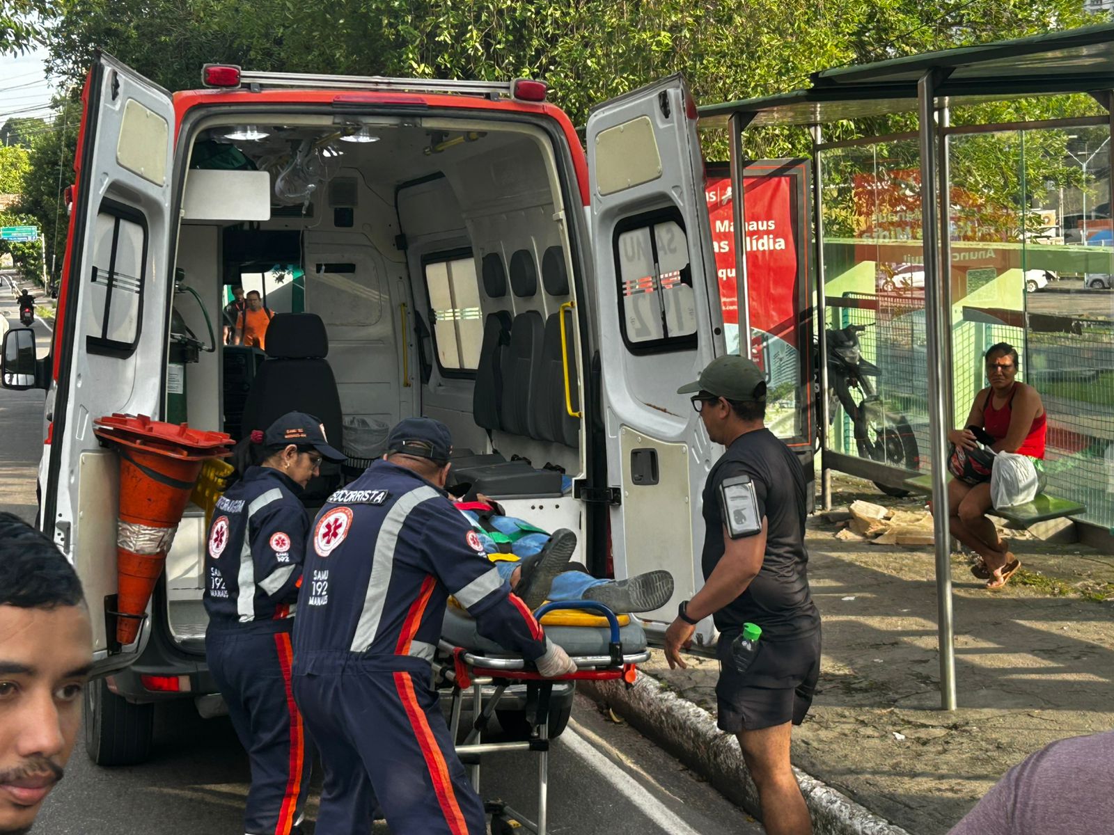 Motociclista de App fica ferida após acidente na Avenida Darcy Vargas