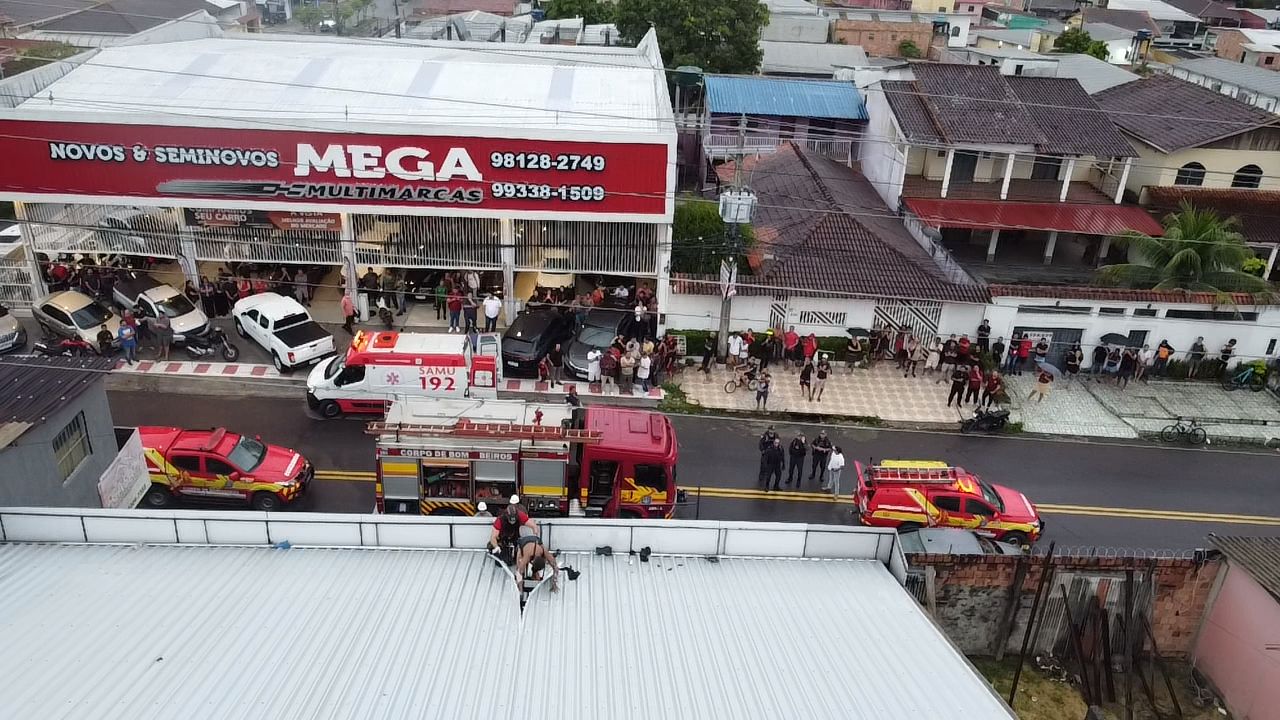 Instalador de painéis sofre descarga elétrica durante serviço em Manaus