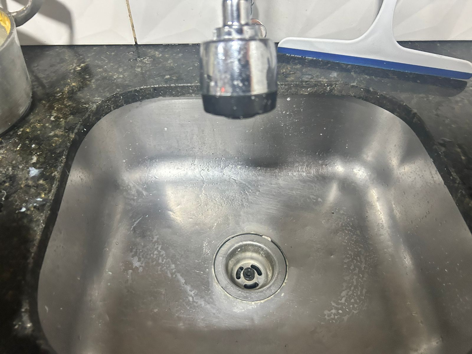 Moradores do Coroado denunciam falta de água diária no Coroado