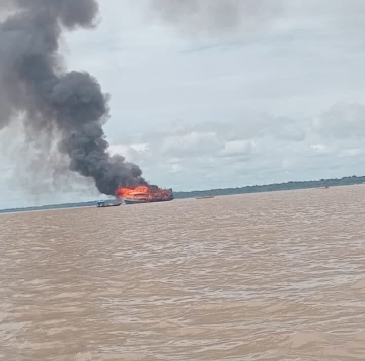Barco carregado com combustível explode no Amazonas