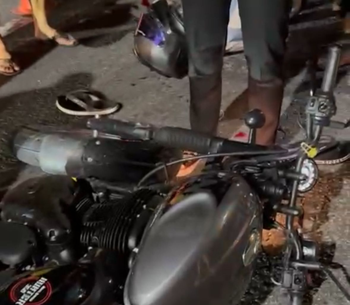 Grave acidente deixa motociclista ferido na Avenida das Torres