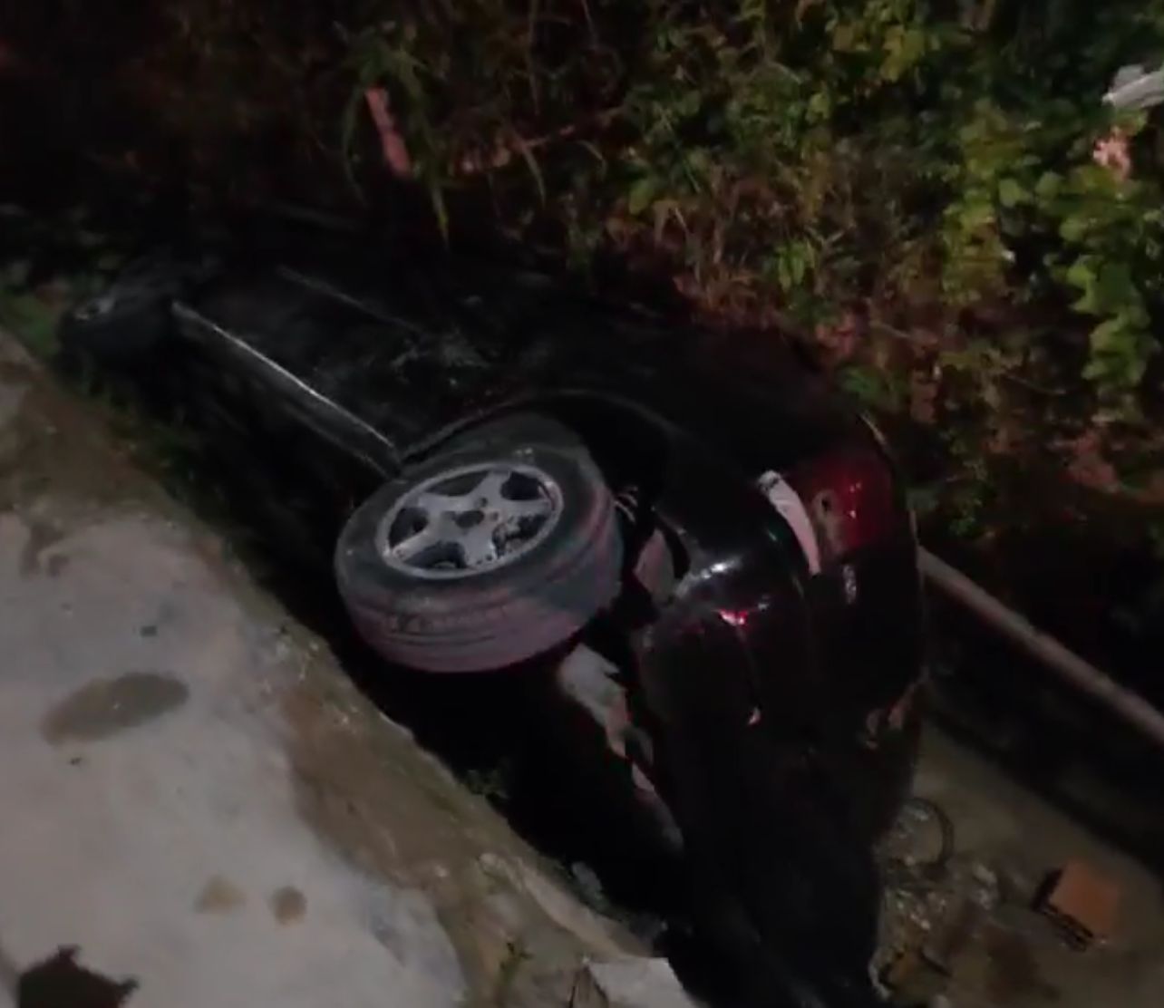 Carro cai em cratera em Manaus e deixa idosa ferida