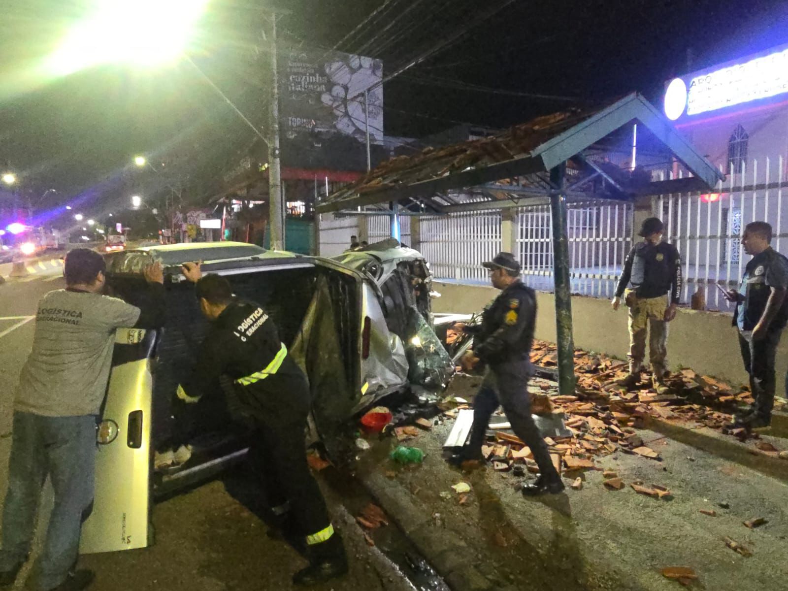 Homem fica ferido após acidente violento em Manaus