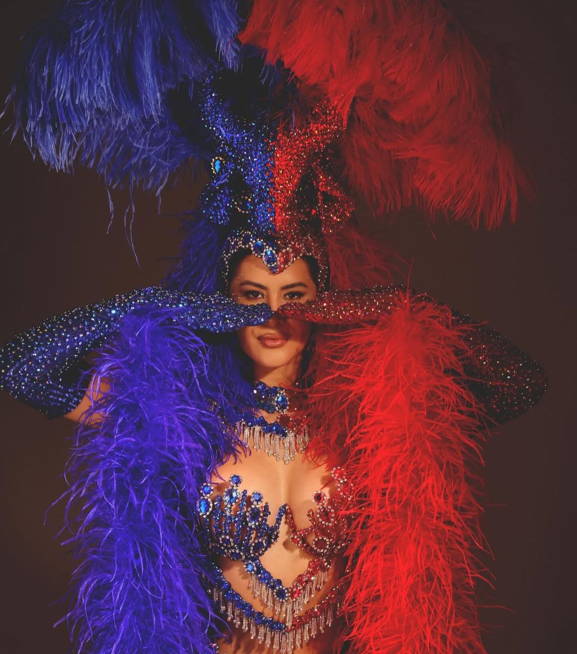 Isabelle Nogueira une Caprichoso e Garantido em look para o Baile Vogue