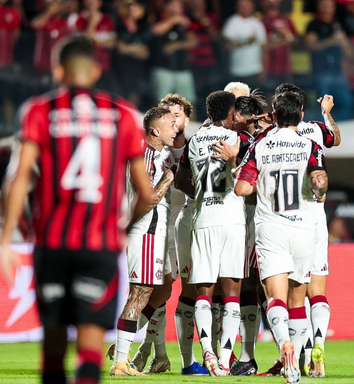 Flamengo vence o Vitória e soma os primeiros três pontos no Brasileiro