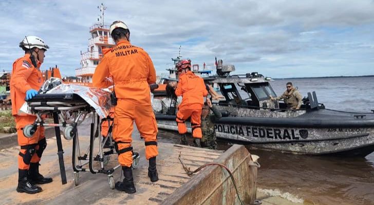 Força-tarefa atua em naufrágio no Encontro das Águas