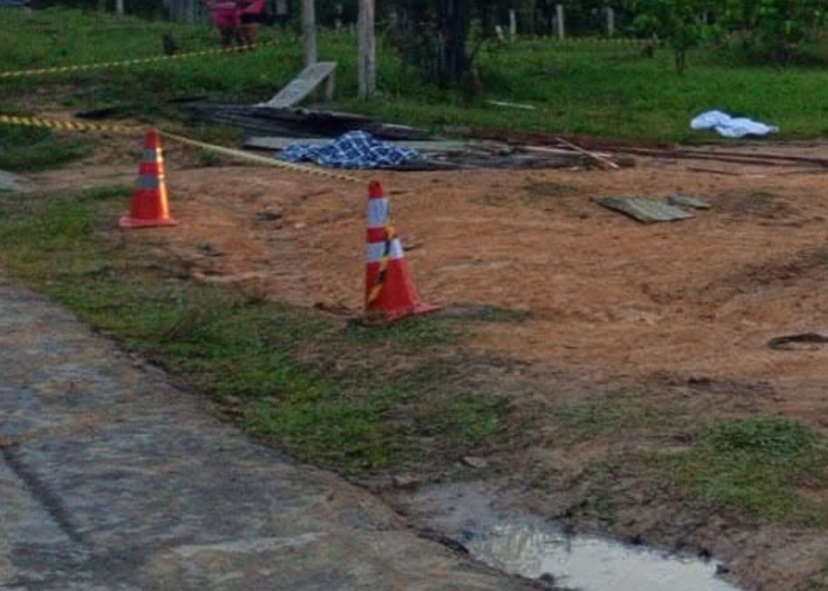 Criança e dois adultos morrem após carro invadir ponto de ônibus na BR-174