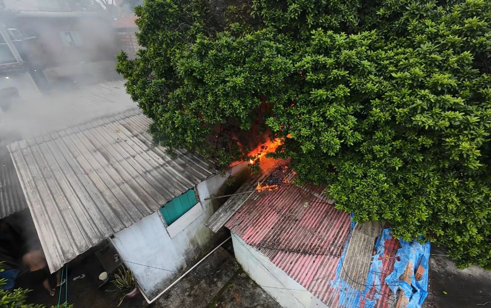 Incêndio em casa causa desespero entre moradores de Petrópolis