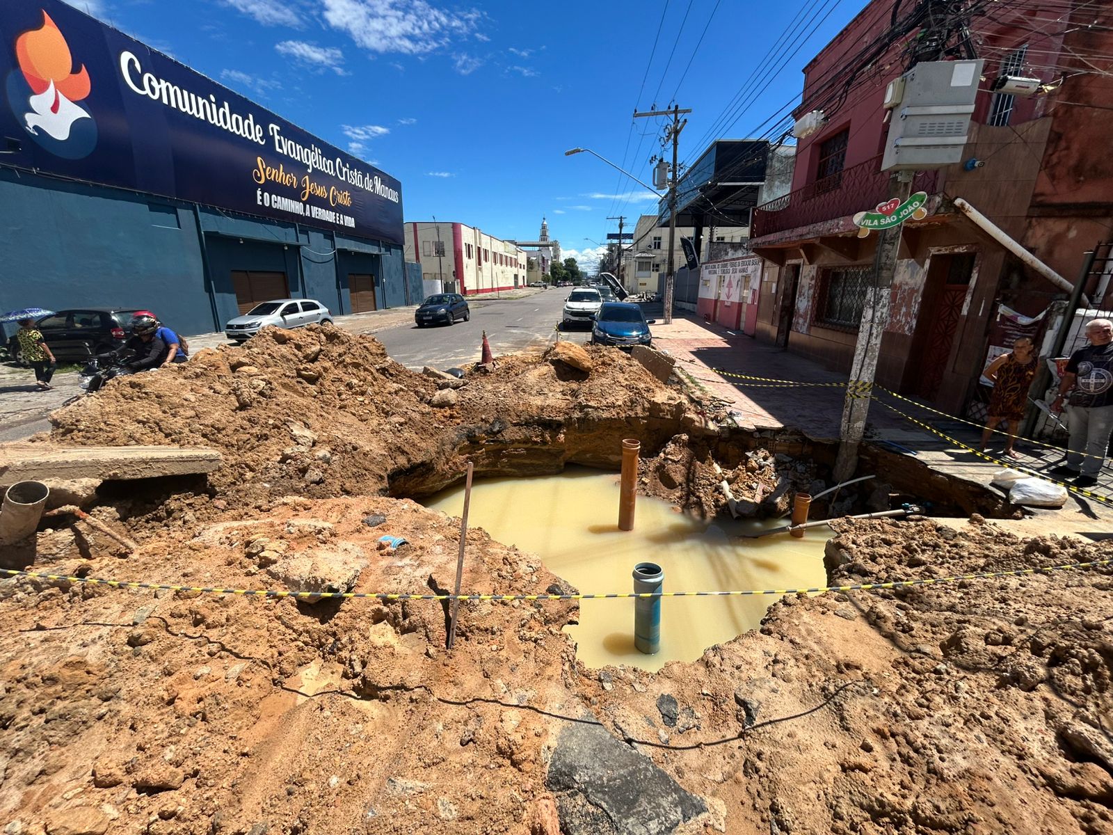 Cratera na Praça 14 ameaça desabar casas e revolta moradores