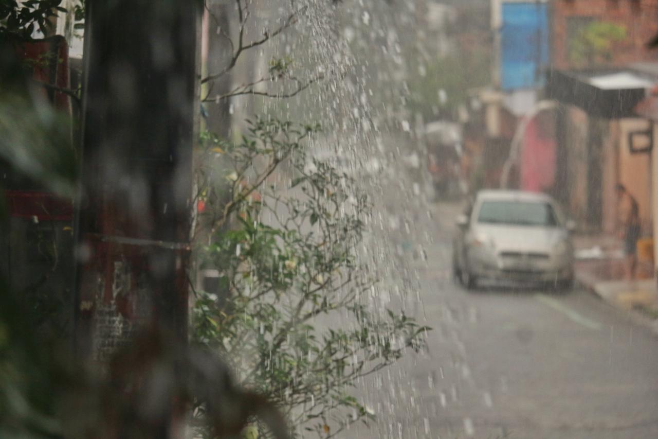 Barrancos deslizam e muros desabam durante temporal em Manaus