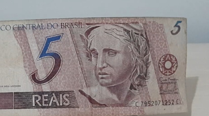 Jovem tem o rosto cortado por facão após pedir R$ 5 a amigo