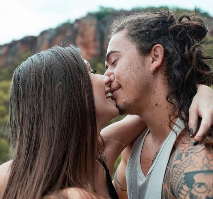 Em meio a luto, Maria Lina comemora 1 ano de namoro com Whindersson Nunes