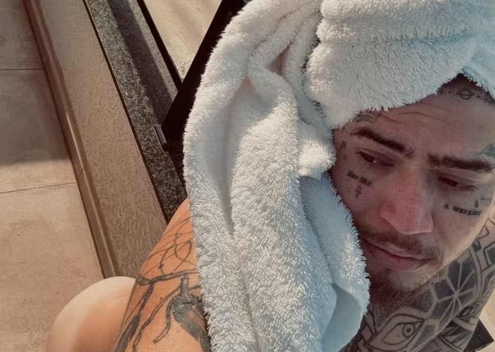 Whindersson Nunes aparece nu tomando sol em sacada