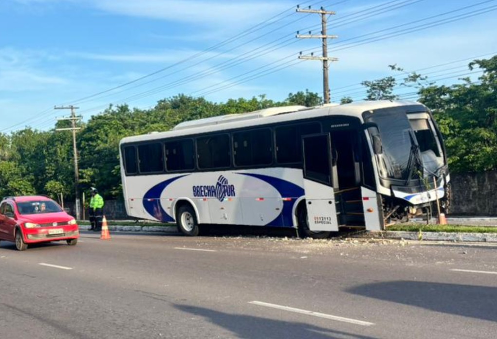 Ônibus de rota invade canteiro e atinge poste na Av. Coronel Teixeira