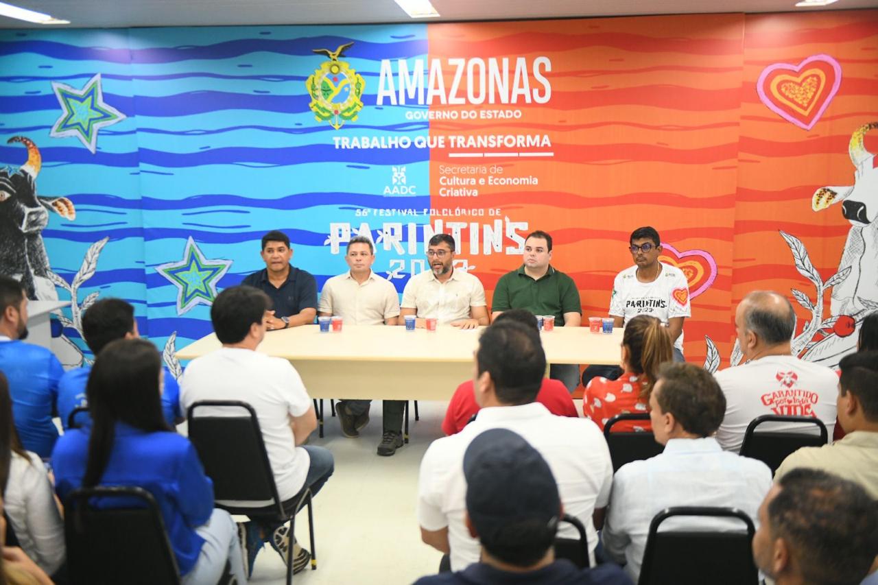 Governo anuncia repasse de R$ 2 milhões para Caprichoso e Garantido e auditoria sobre recursos