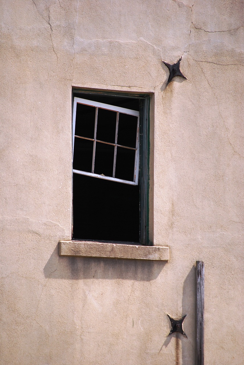 Homem é preso pela segunda vez, em 24 horas, por perseguir filha e esposa