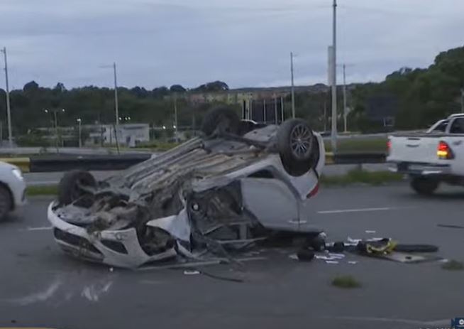Roda de carro 'voa' durante capotamento com vítima em avenida de Manaus