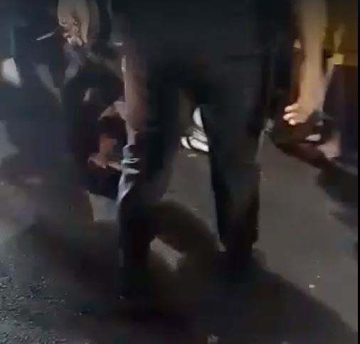 Assaltante é derrubado de moto e espancado por populares em Manaus 