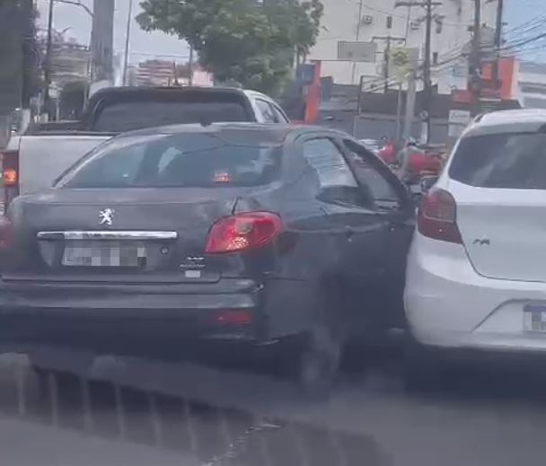 Acidente entre três carros trava trânsito e deixa av. André Araújo caótica 