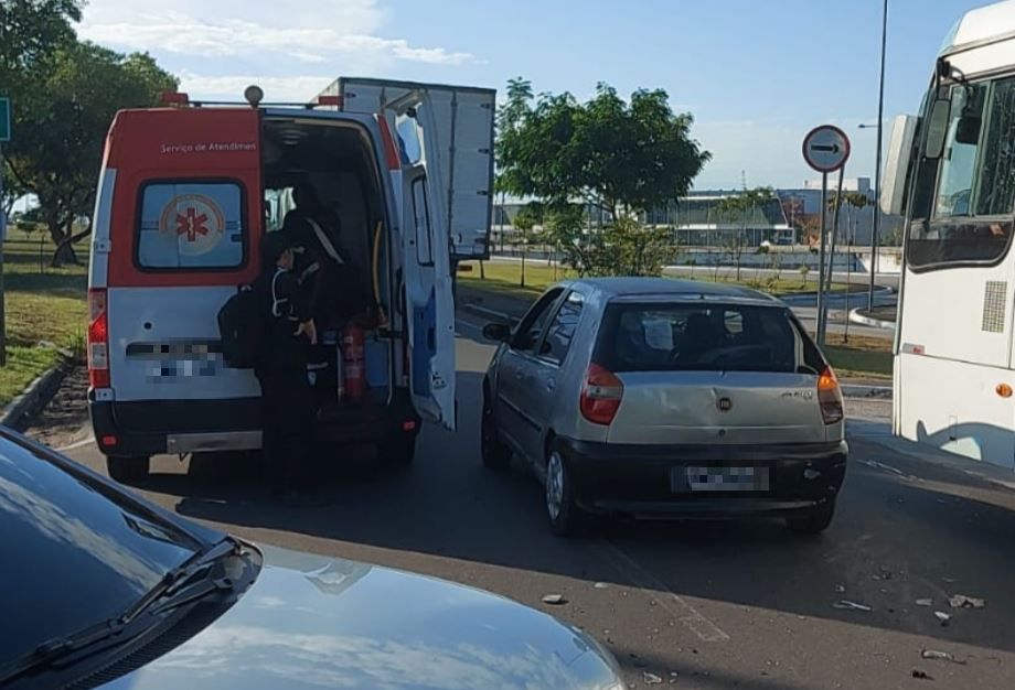Vigilante fica ferido em acidente entre carro e moto em Manaus 