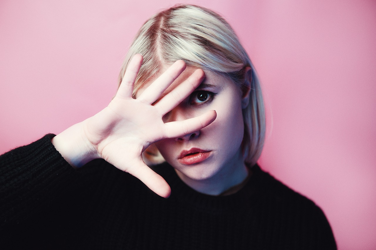 Anvisa volta atrás e libera implante hormonal para fins médicos; 'chip da beleza' continua proibido