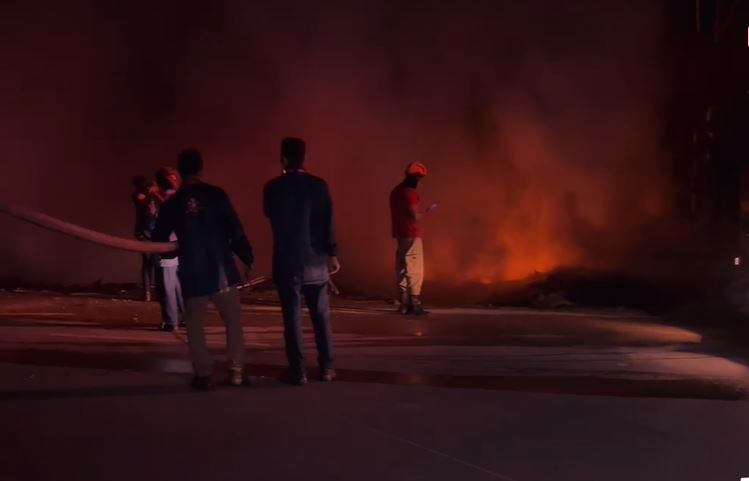 Incêndio destrói área de mata no Distrito Industrial