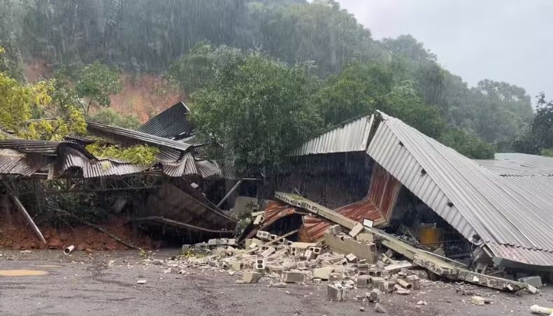 Homem morre e servidor público fica ferido em deslizamento de terra no RS