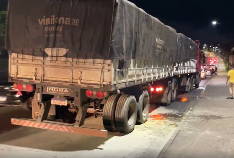 Rodas de carreta pegam fogo em avenida e motorista se desespera em Manaus