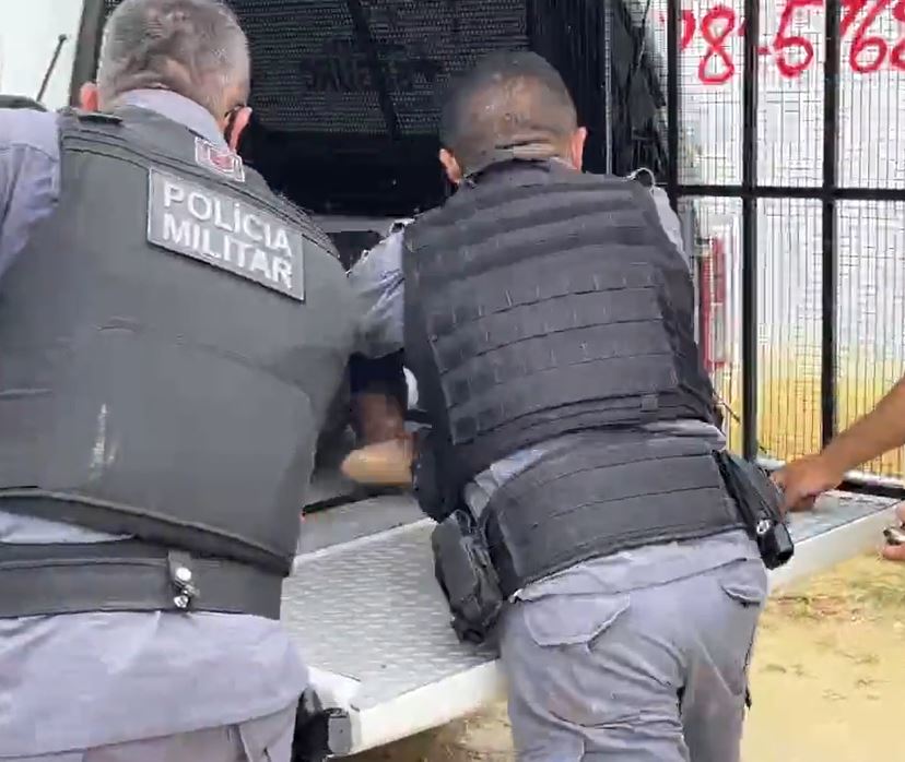 Adolescente assalta ônibus e faz mulher refém durante fuga em Manaus