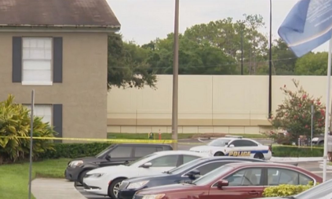 Criança encontra arma e mata mãe com tiro na cabeça em vídeo ao vivo