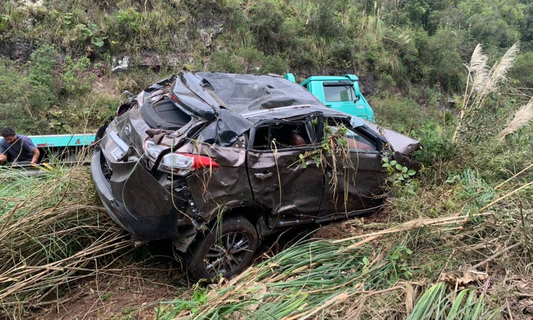 Médica passa mais de um dia em ribanceira após sofrer acidente em estrada