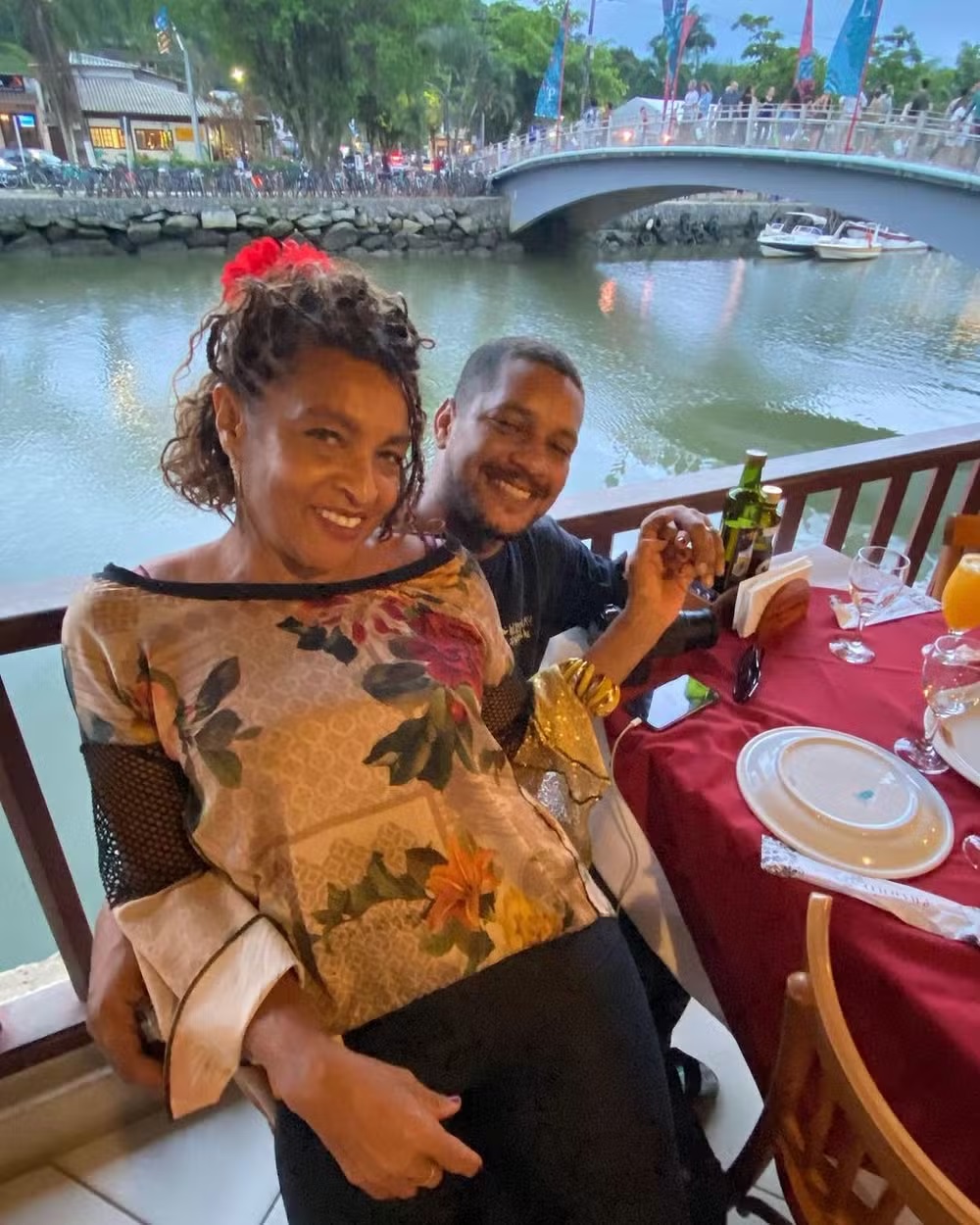 Aos 66, atriz Elisa Lucinda se declara ao marido 31 anos mais novo